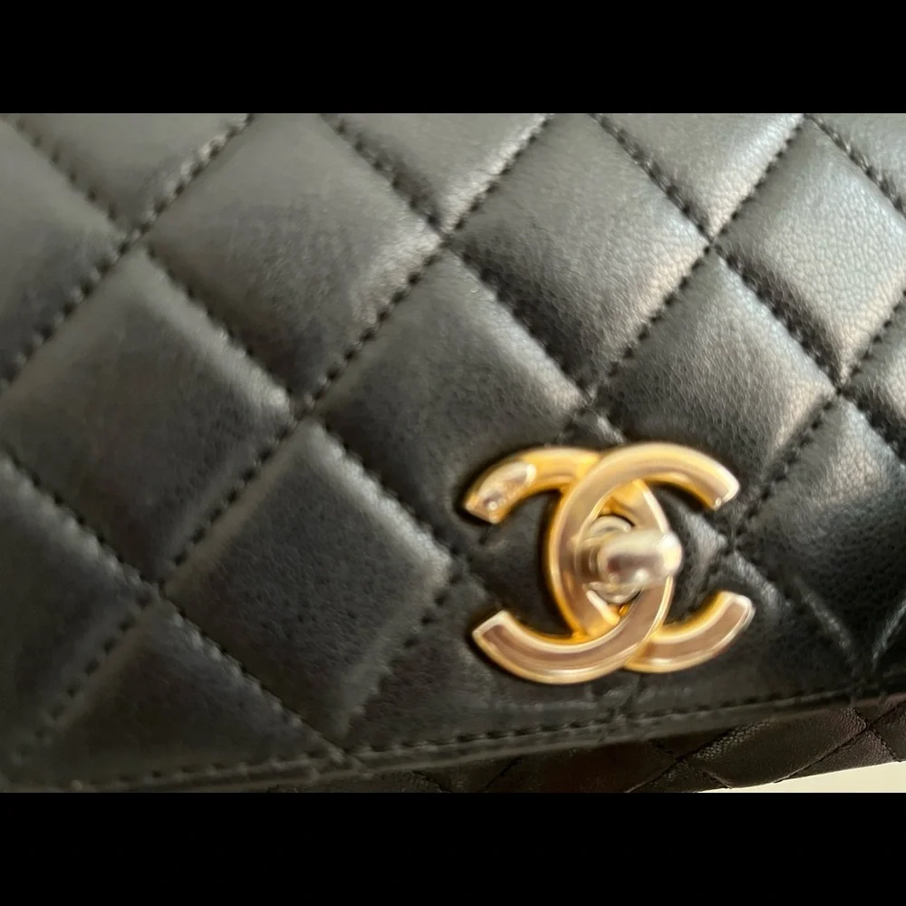 🦄 Authentic GORGEOUS CHANEL
Lambskin Quilted Camellia Flap Black - Picture 5 of 12